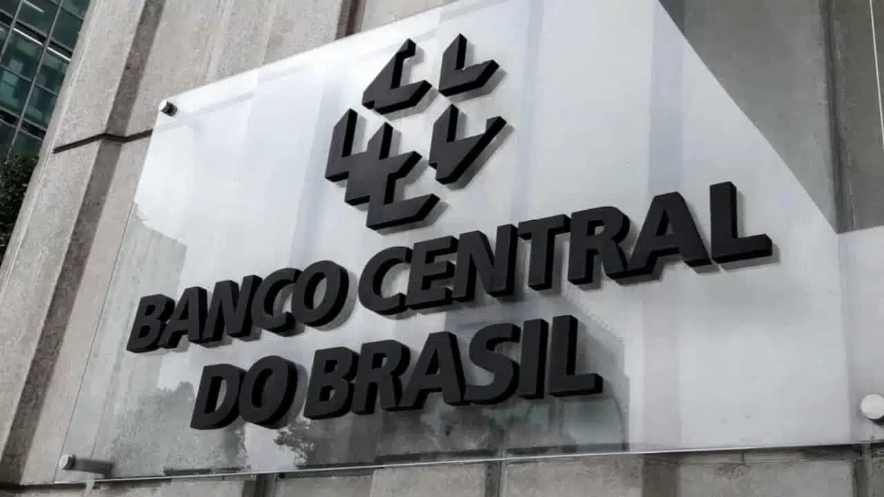 A imagem mostra a placa do Banco Central do Brasil. moeda de R$ 5