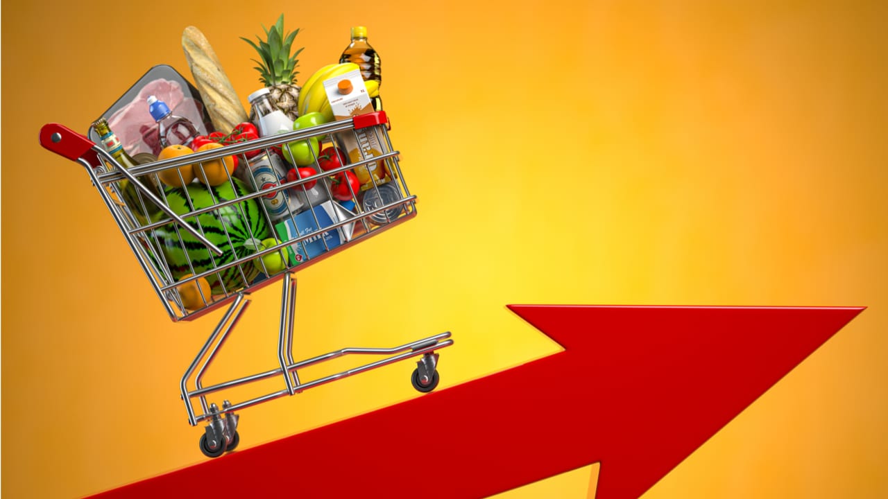 Carrinho de supermercado com alimentos em sentido ascendente