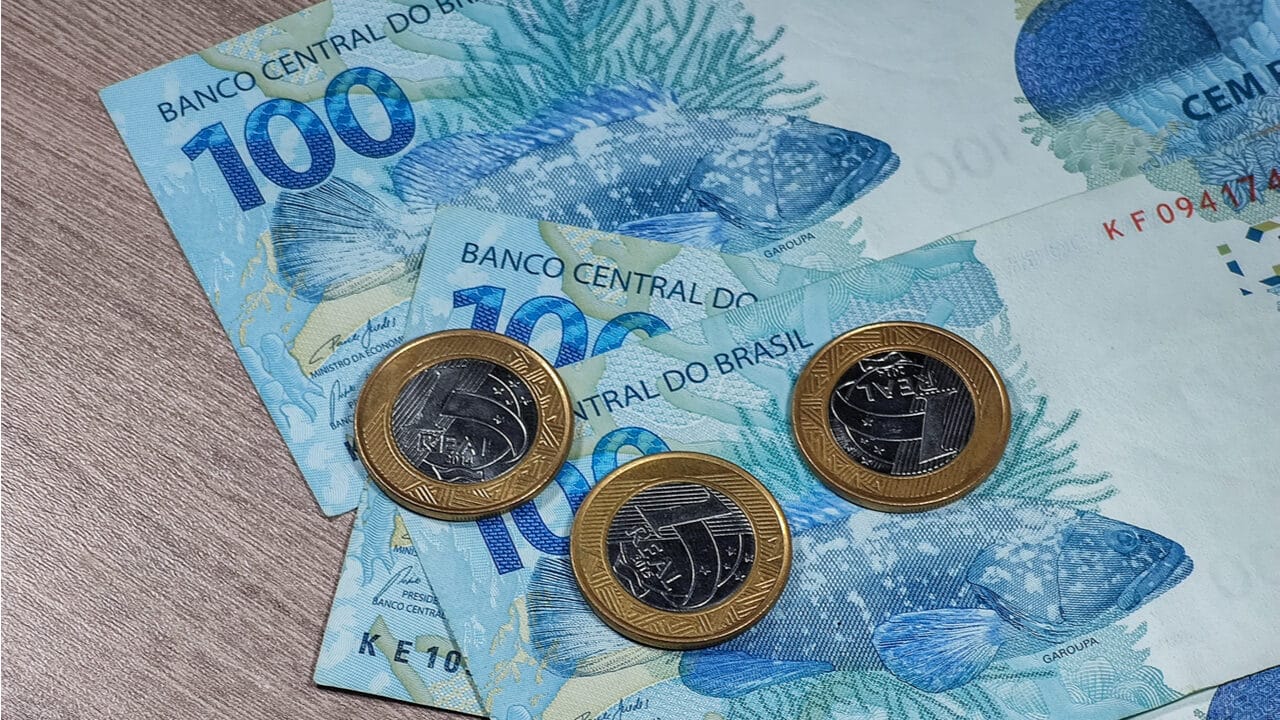 Notas de 100 reais e moedas de 1 real
