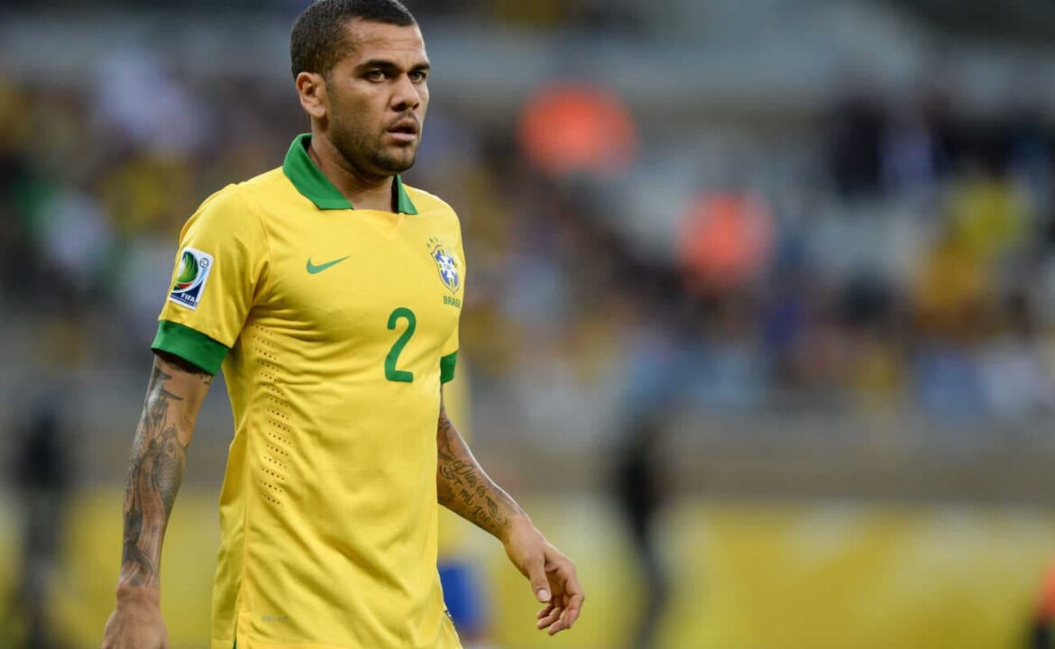 1725929646_722_Daniel-Alves-Devolve-Dinheiro-a-Neymar-e-Encerra-Vinculo Daniel Alves Devolve Dinheiro a Neymar e Encerra Vínculo