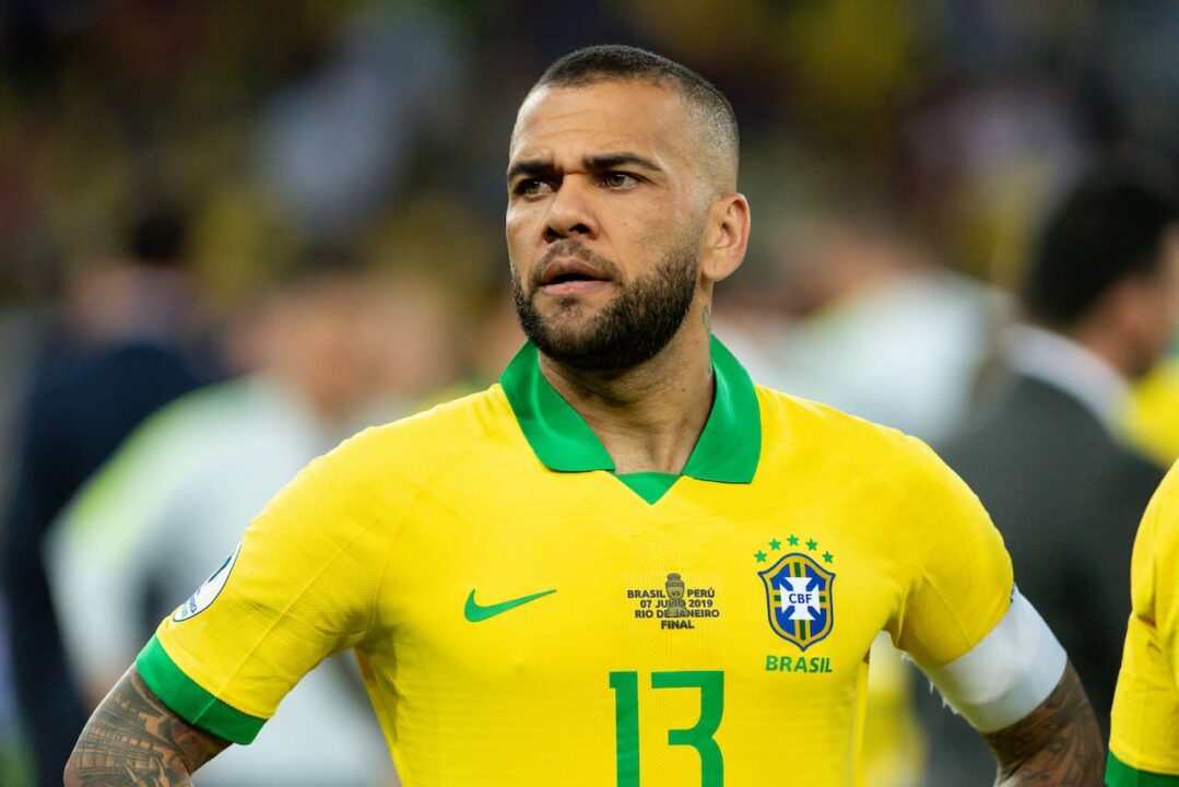 Daniel-Alves-Devolve-Dinheiro-a-Neymar-e-Encerra-Vinculo Daniel Alves Devolve Dinheiro a Neymar e Encerra Vínculo